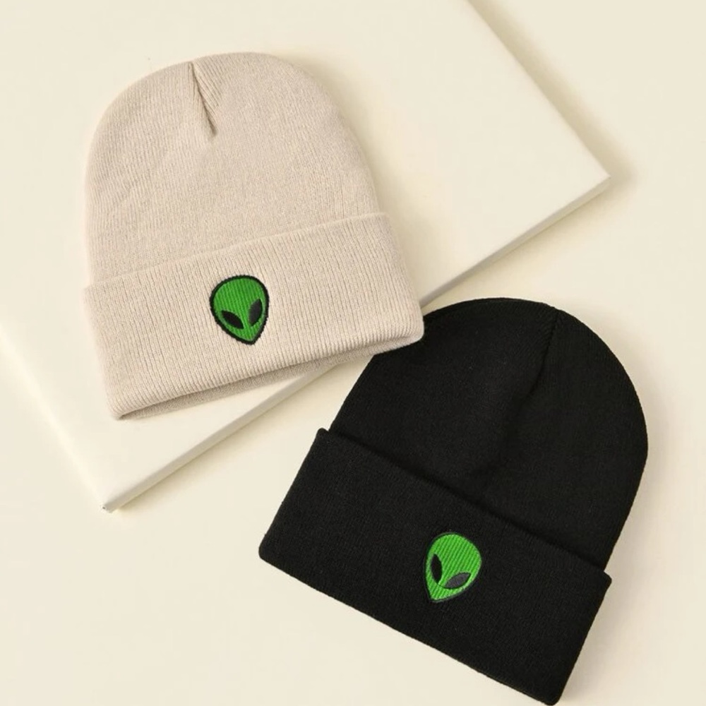 👽 Awesome Alien Beanie Snowcap Available In Cream Or Black 👽